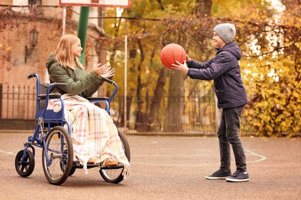 Как ребенку с инвалидностью помочь подружиться с обычными сверстниками: советы от Центра «Спутник»
