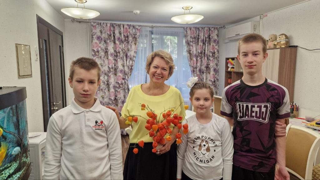  Воспитанники центров содействия семейному воспитанию поздравили «серебряных» наставников с Днем старшего поколения