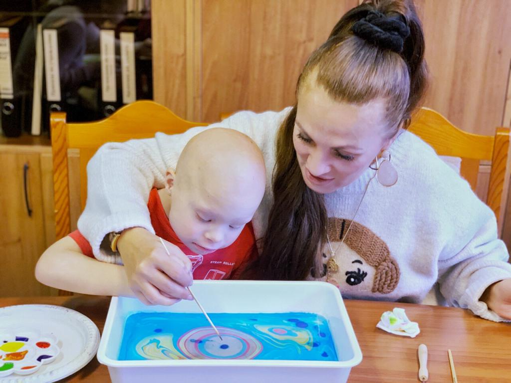 Загадочное эбру: в Центре «Сколковский» освоили новую технику творческой реабилитации детей с инвалидностью