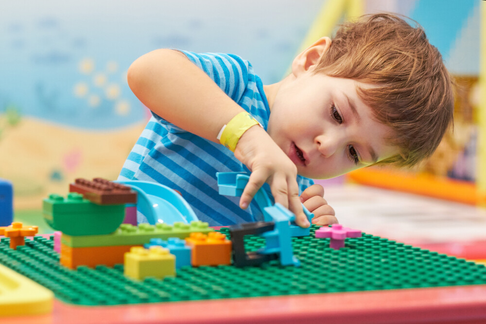 Специалисты рассказали, какие сенсорные игры можно использовать для развития ребенка с расстройствами аутистического спектра