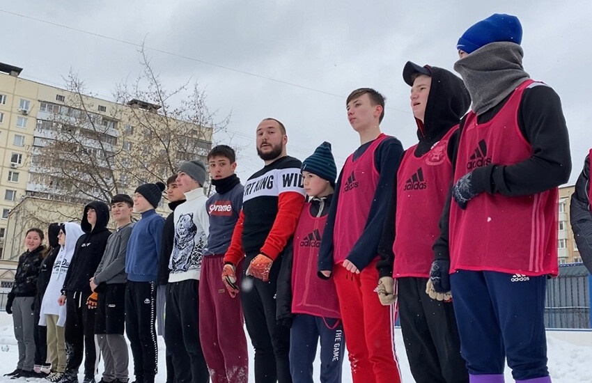 Снег футболу не помеха: зимние баталии на поле Центра «Спутник» Снег футболу не помеха: зимние баталии на поле Центра «Спутник»