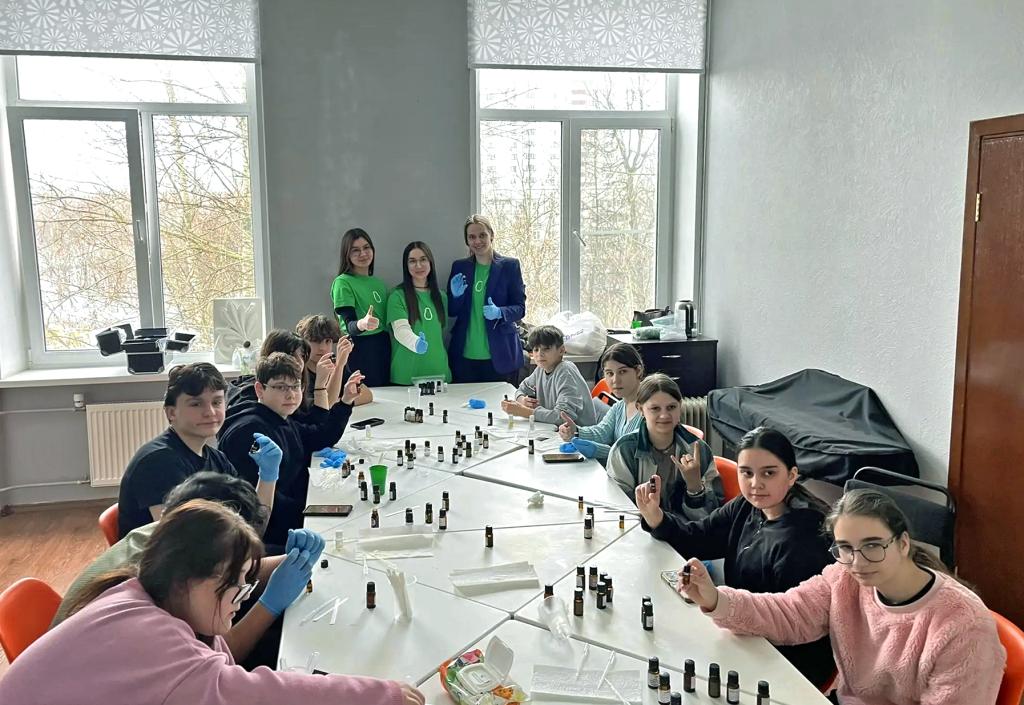 Время красоты. Активисты «Мосволонтера» провели в Центре «Каховские ромашки» мастер-классы по созданию авторских бьюти-продуктов
