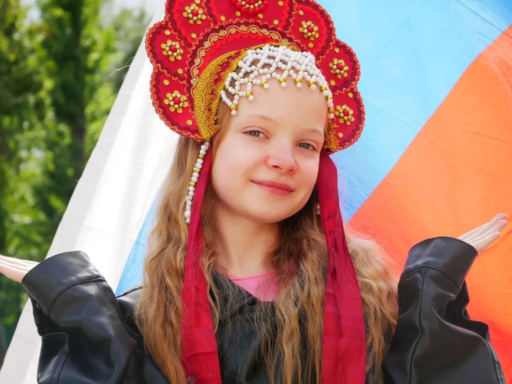 Патриотизм на кончиках пальцев. В центрах для детей-сирот отметили День России